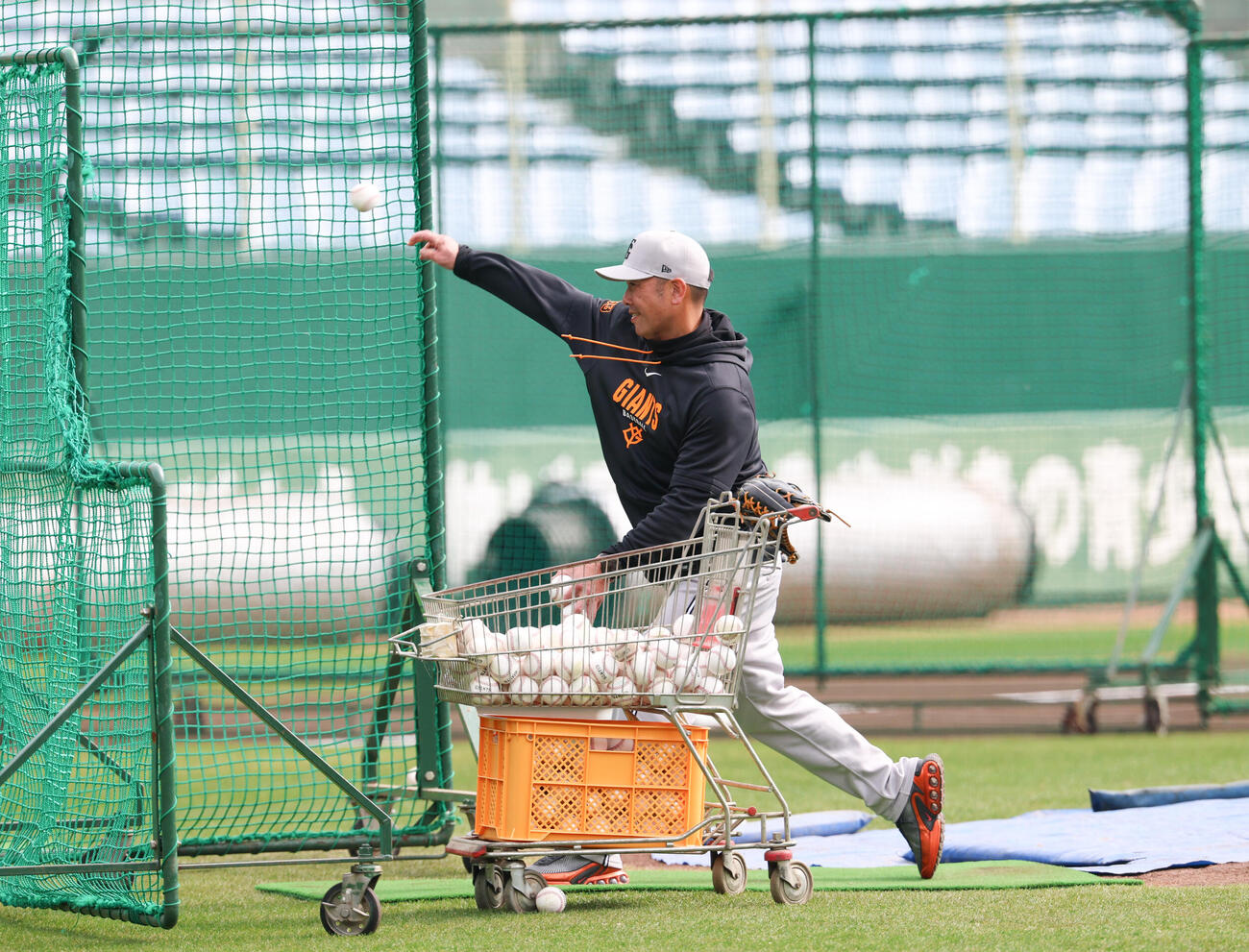 ランチ特打で投球する巨人阿部監督（撮影・増田悦実）