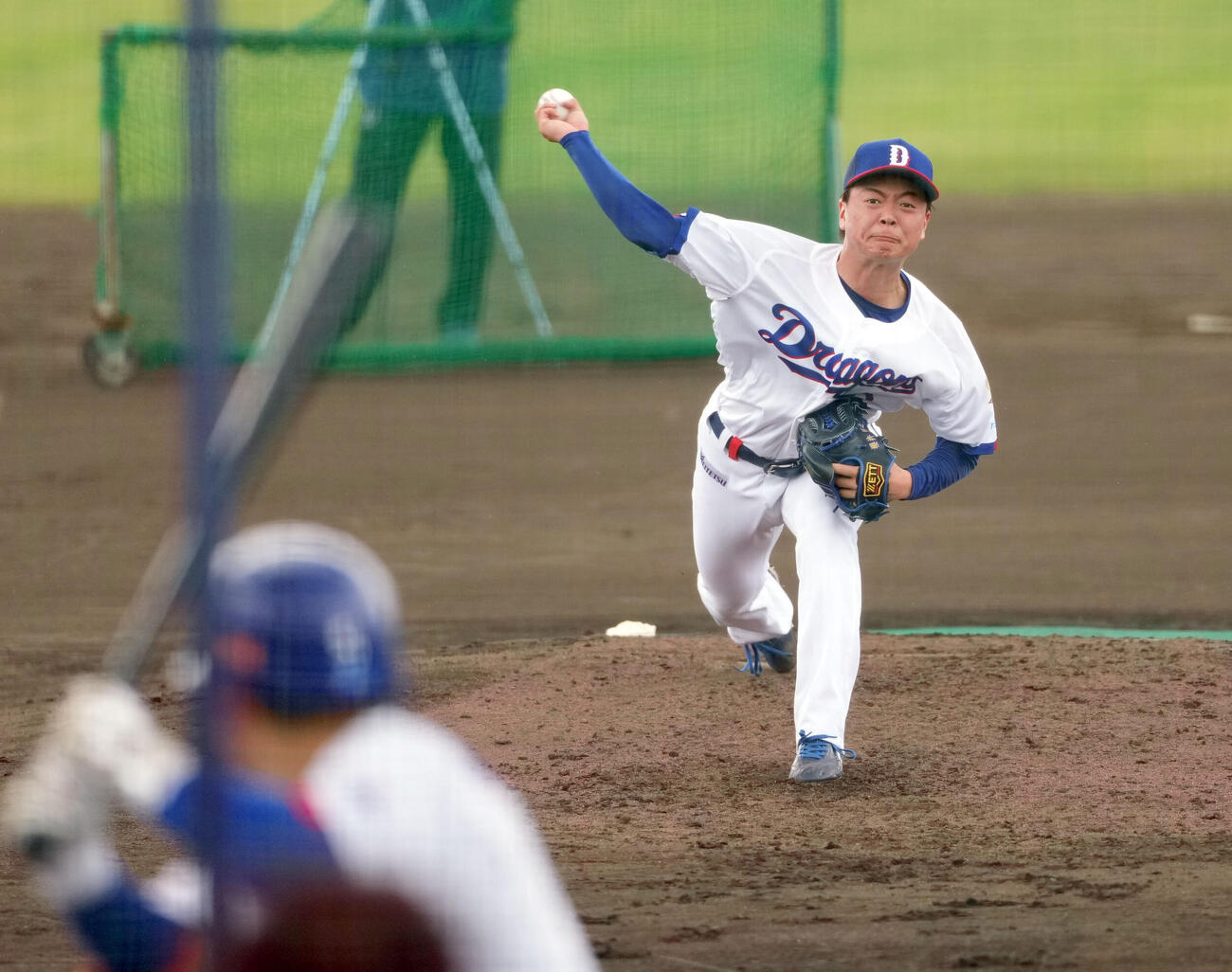 打撃投手を行う桜井（撮影・森本幸一）