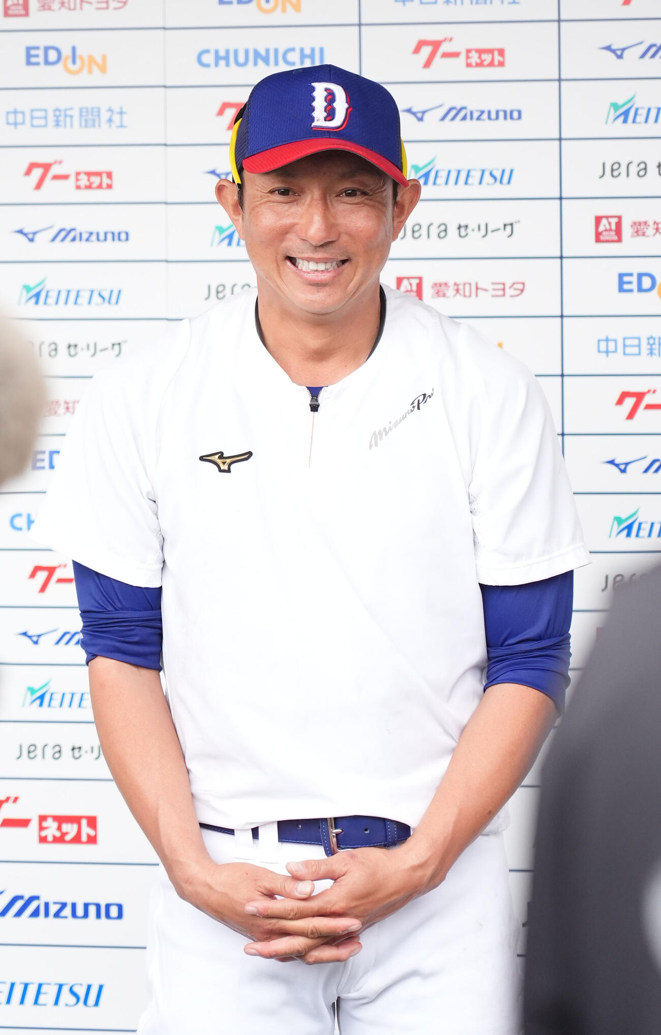 取材に応じる川崎臨時コーチ兼選手（撮影・森本幸一）