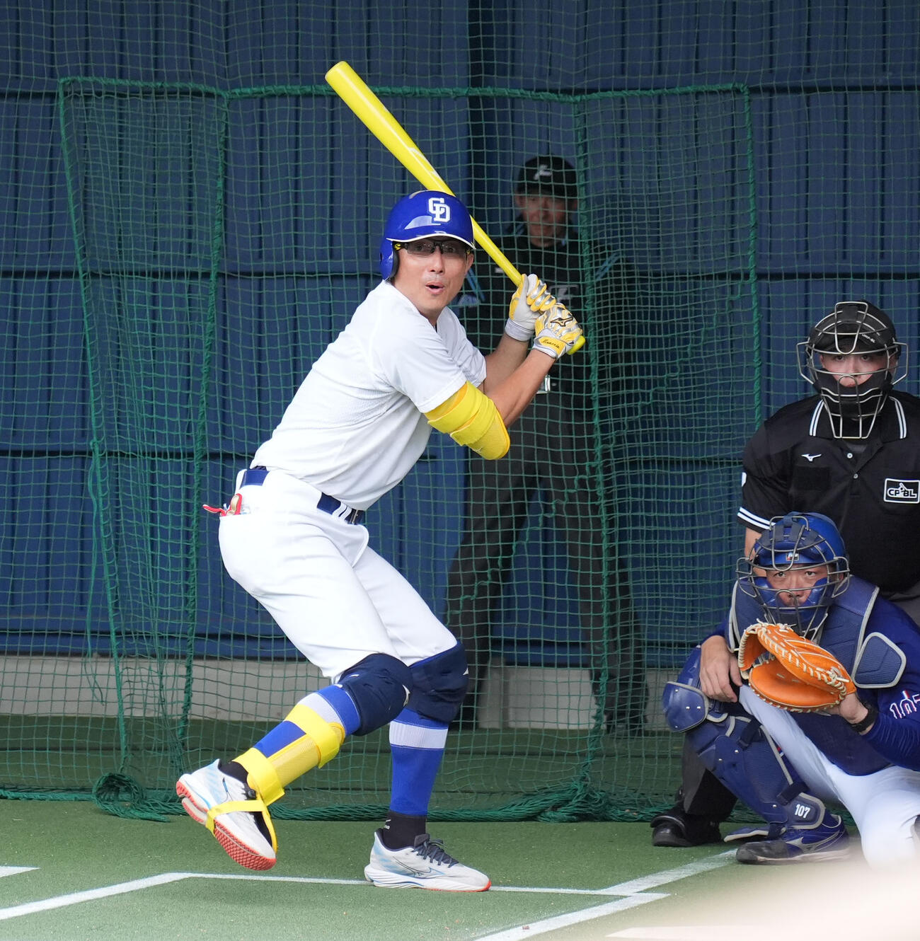 ブルペンで涌井の投球する打席に立つ川崎臨時コーチ兼選手（撮影・森本幸一）