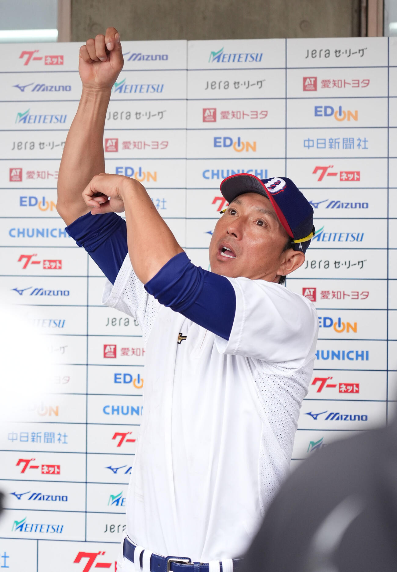 取材に応じる川崎臨時コーチ兼選手（撮影・森本幸一）