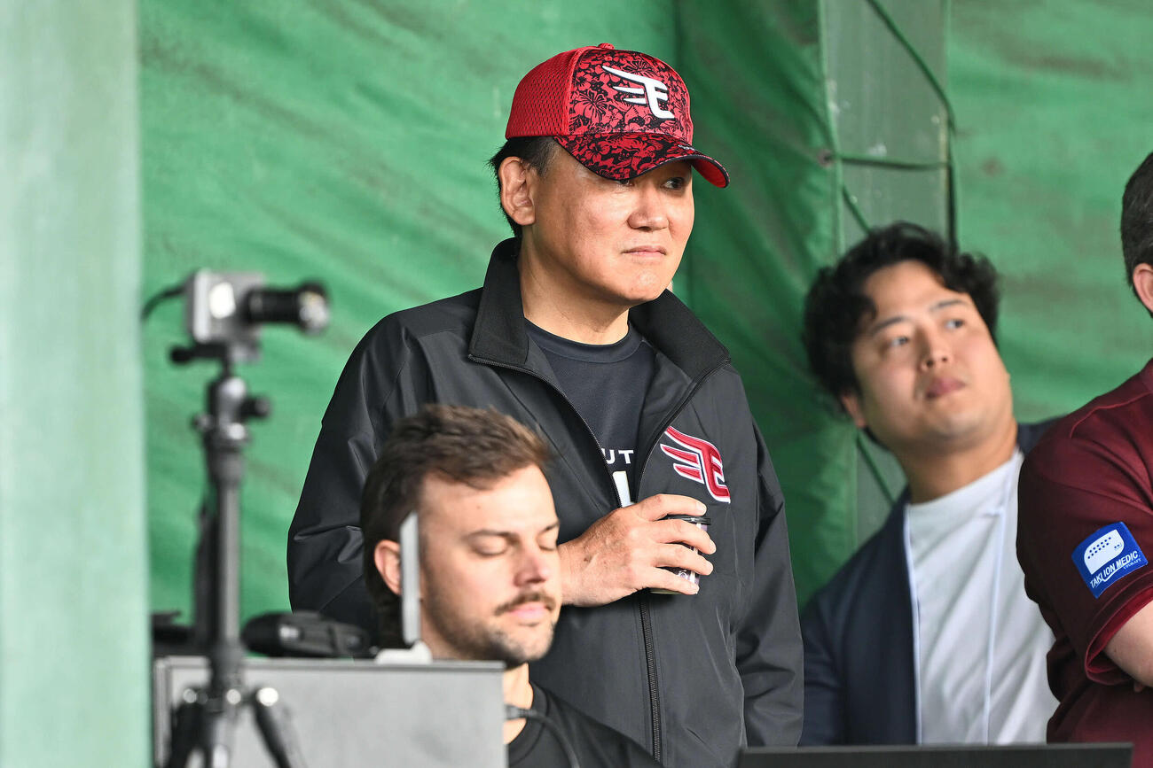 ブルペンで投球練習をする楽天前田健を見守る三木谷浩史オーナー（中央）（撮影・滝沢徹郎）