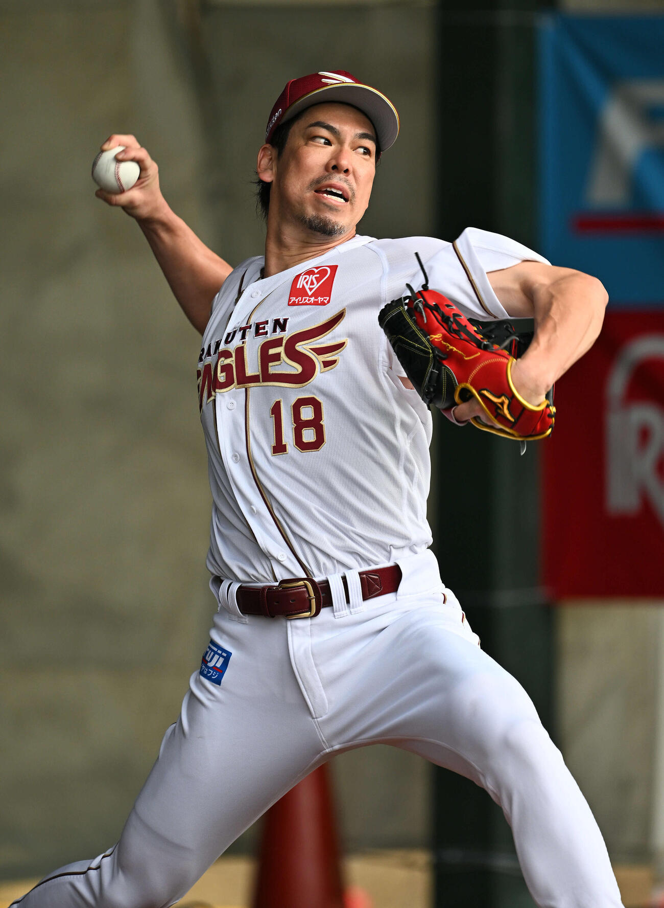 ブルペンで投球練習をする楽天前田健（撮影・滝沢徹郎）