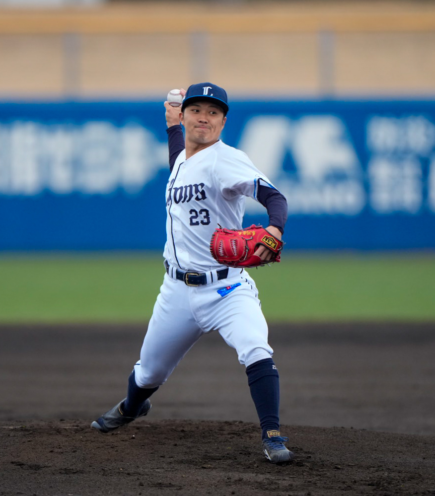 内野守備練習で投球をする西武糸川（撮影・小島史椰）