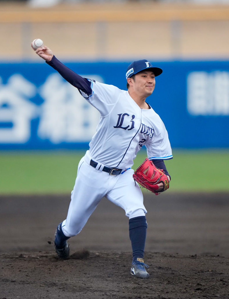 内野守備練習で投球をする西武糸川（撮影・小島史椰）