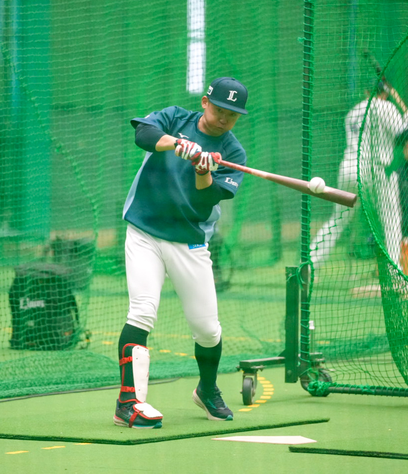 バッティング練習を行う西武栗山（撮影・小島史椰）