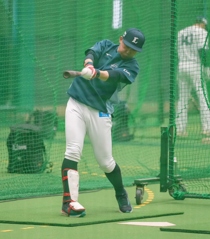 バッティング練習を行う西武栗山（撮影・小島史椰）