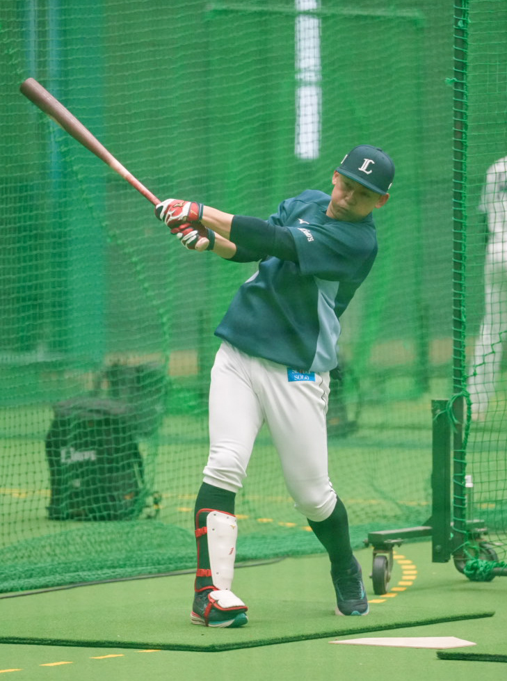 バッティング練習を行う西武栗山（撮影・小島史椰）