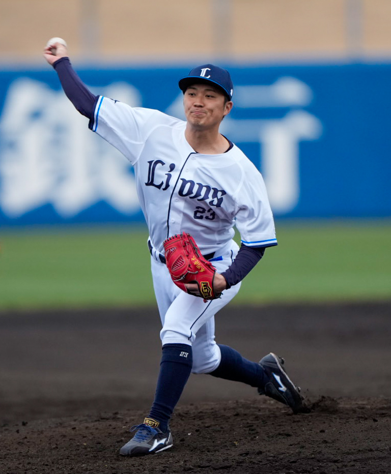 内野守備練習で投球をする西武糸川（撮影・小島史椰）