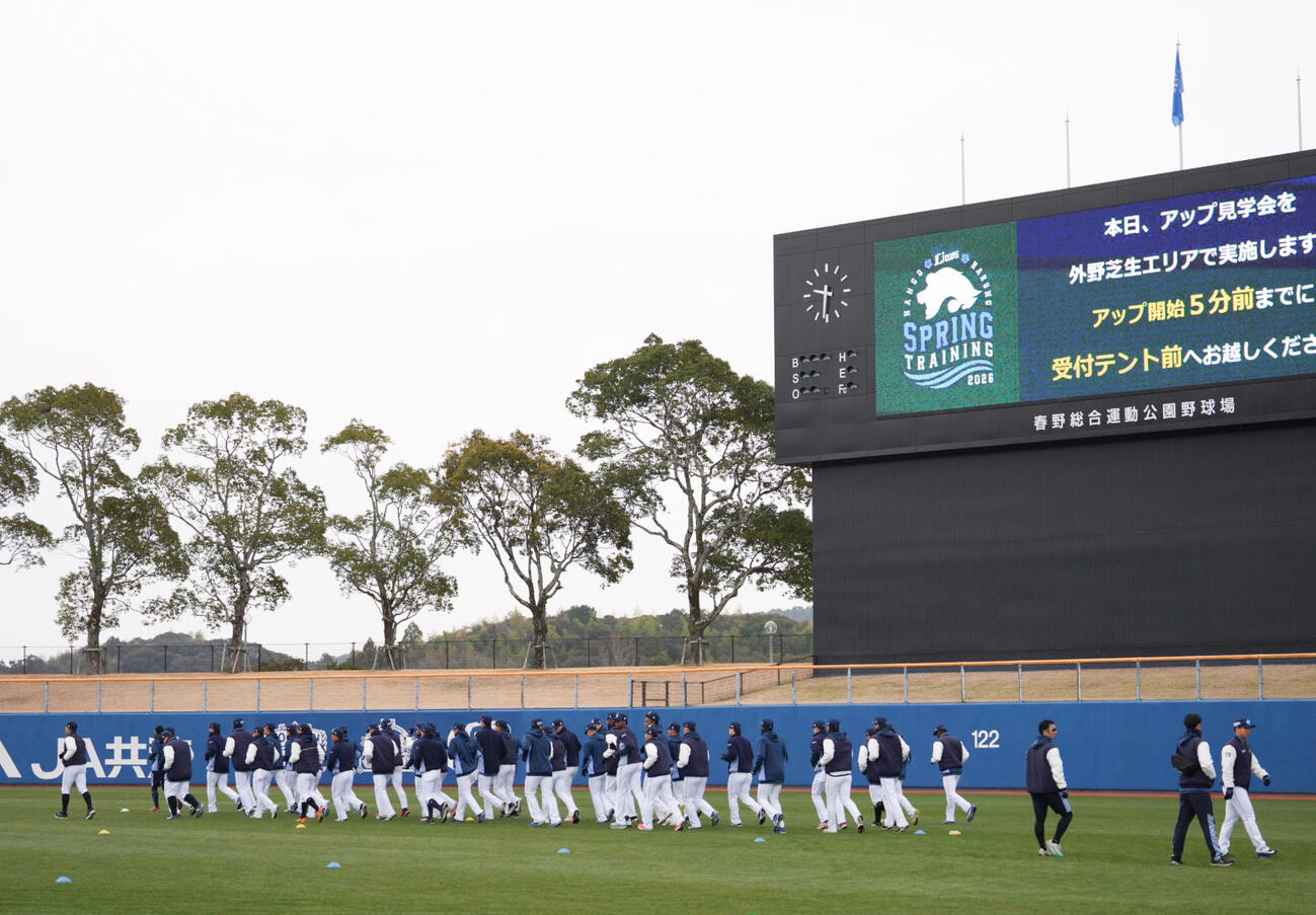ウォーミングアップをする西武の選手たち（撮影・小島史椰）