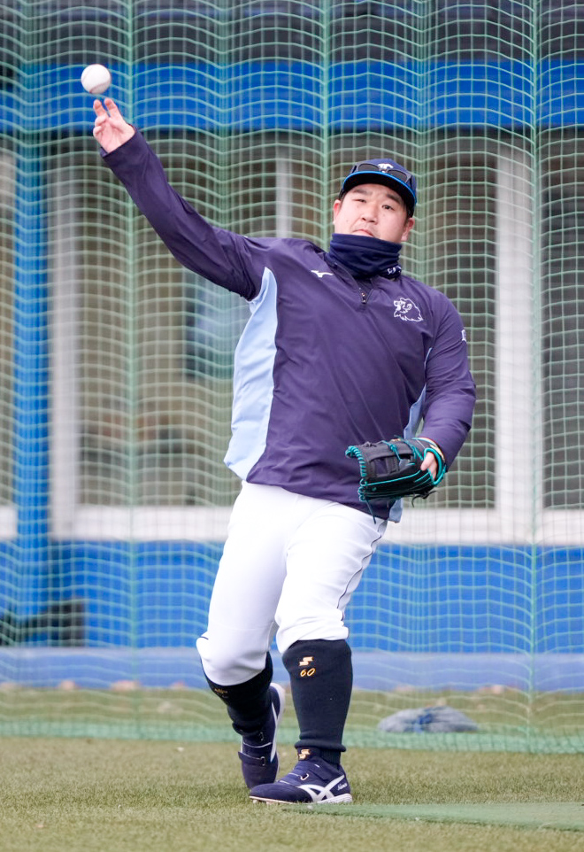 キャッチボールをする西武中村（撮影・小島史椰）
