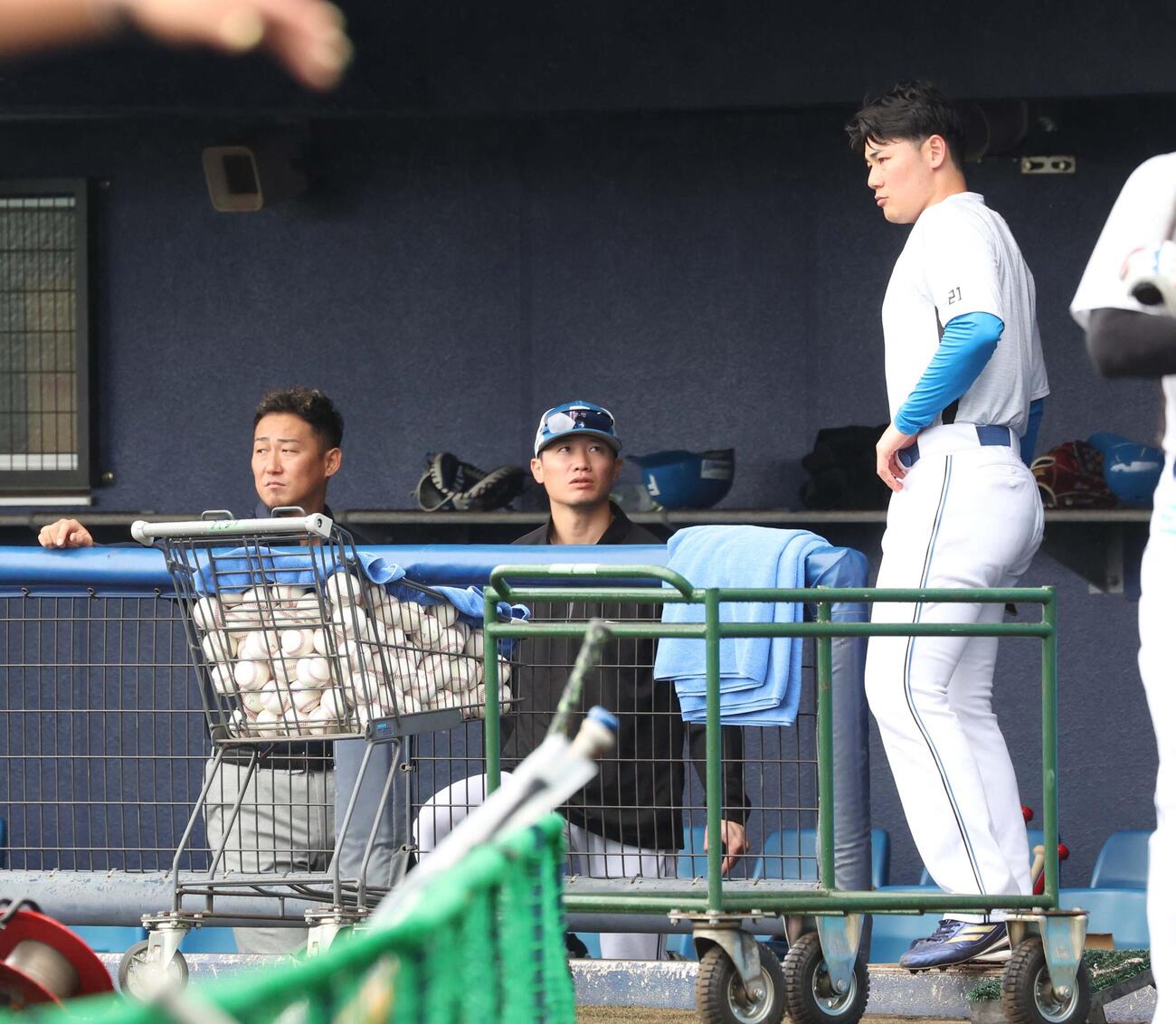日本ハムの春季キャンプに訪れた中田さん（左）と話す西川（中央）と清宮幸（撮影・黒川智章）