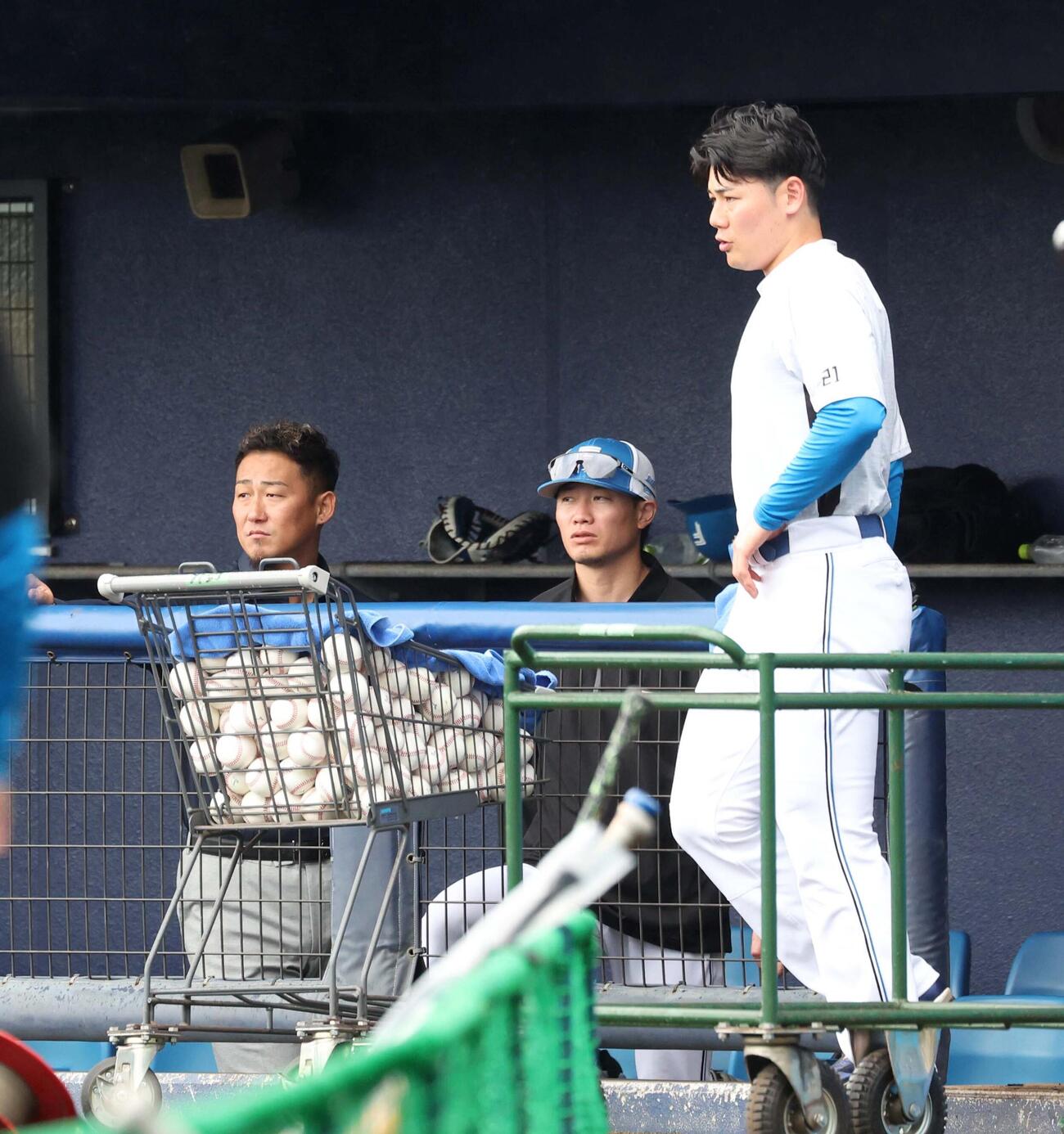 日本ハムの春季キャンプに訪れた中田さん（左）と話す西川（中央）と清宮幸（撮影・黒川智章）