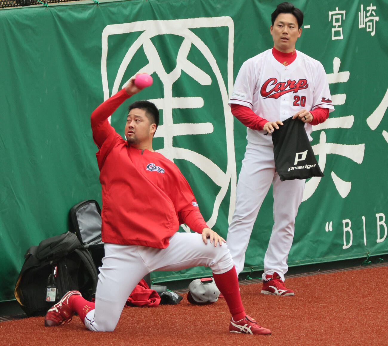 早めに練習を切り上げた広島中崎（左）と栗林（撮影・加藤孝規）