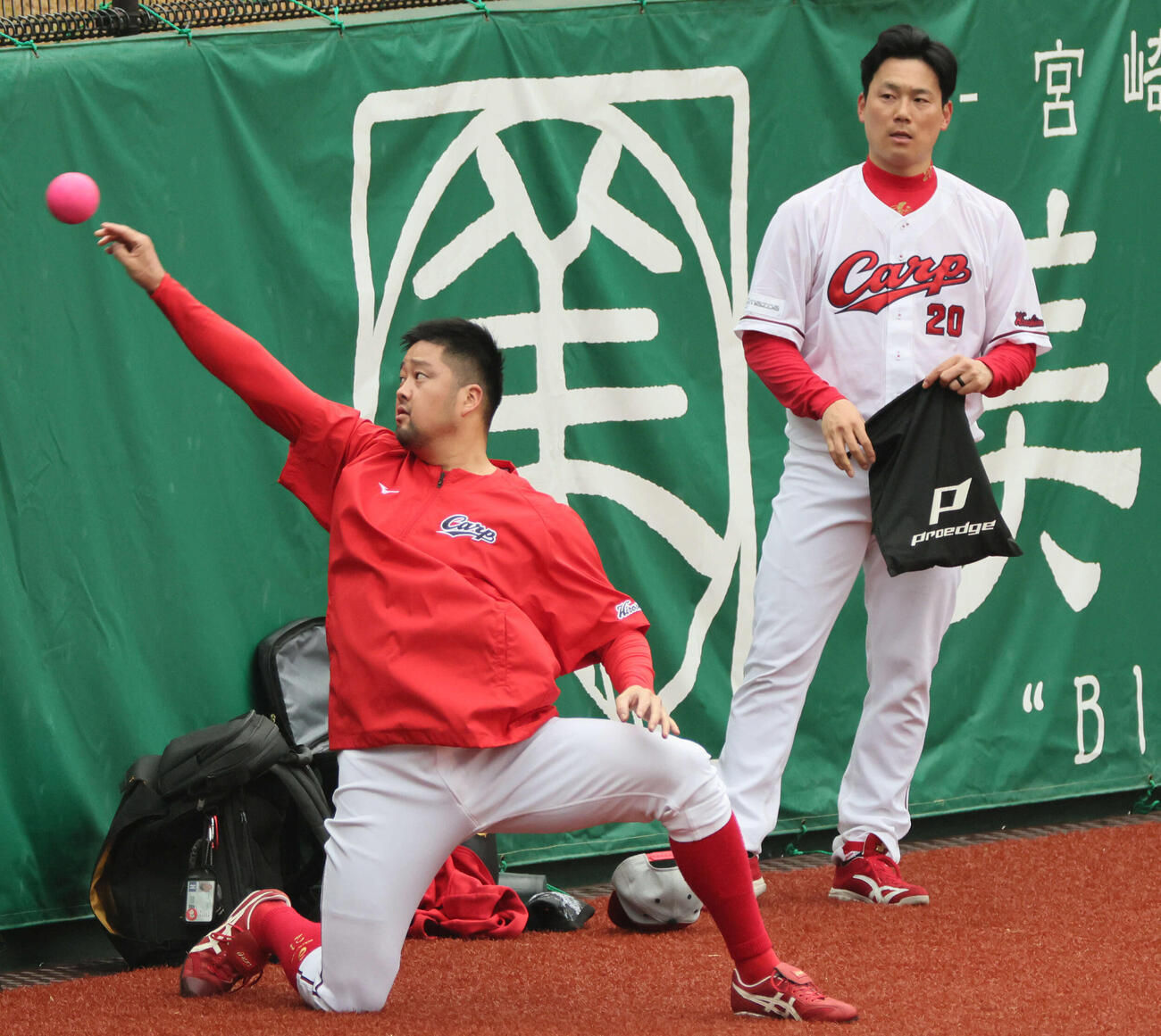 早めに練習を切り上げた広島中崎（左）と栗林（撮影・加藤孝規）