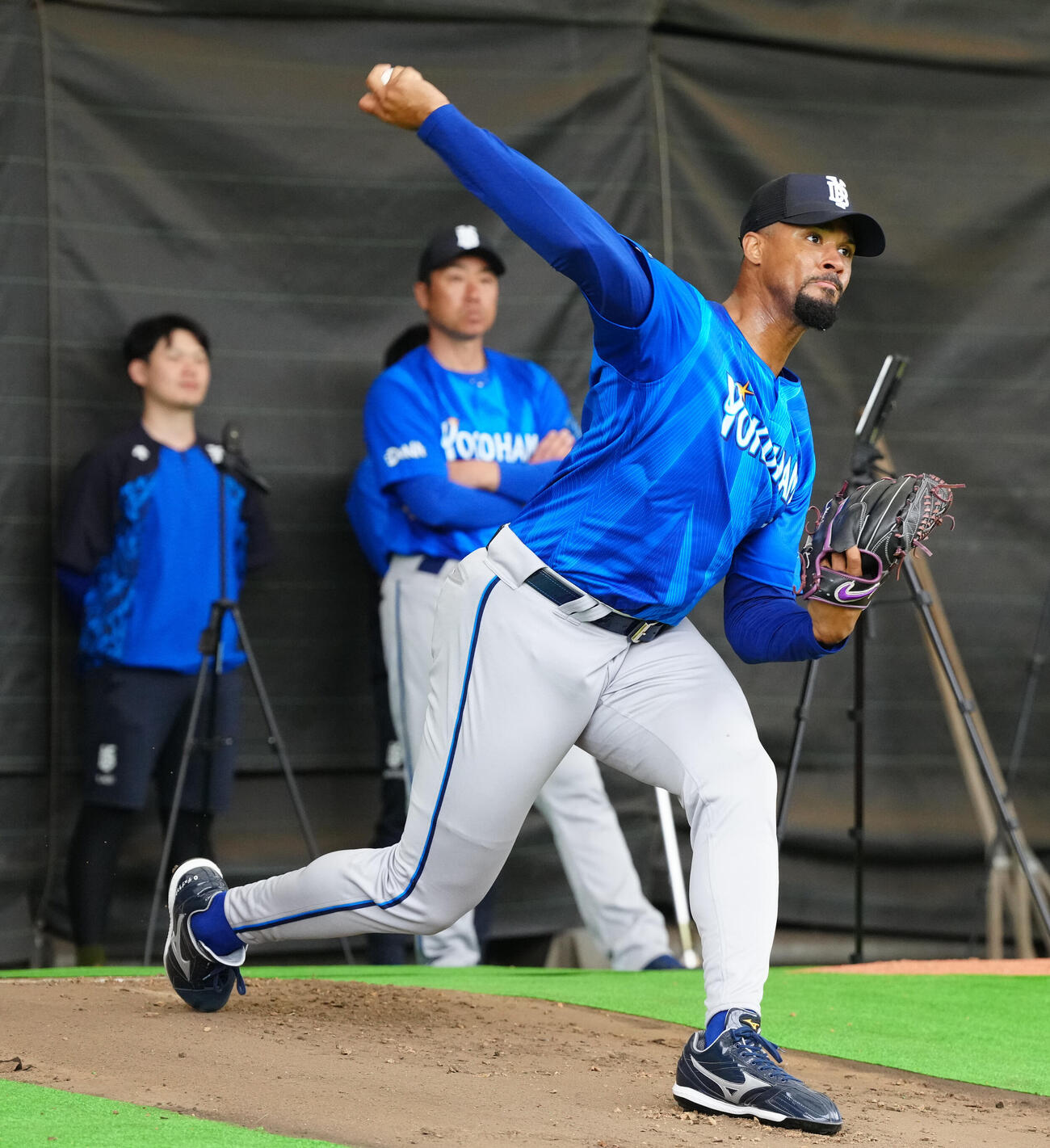 ブルペンで投球するDeNAデュプランティエ。後方右は相川監督（撮影・鈴木みどり）