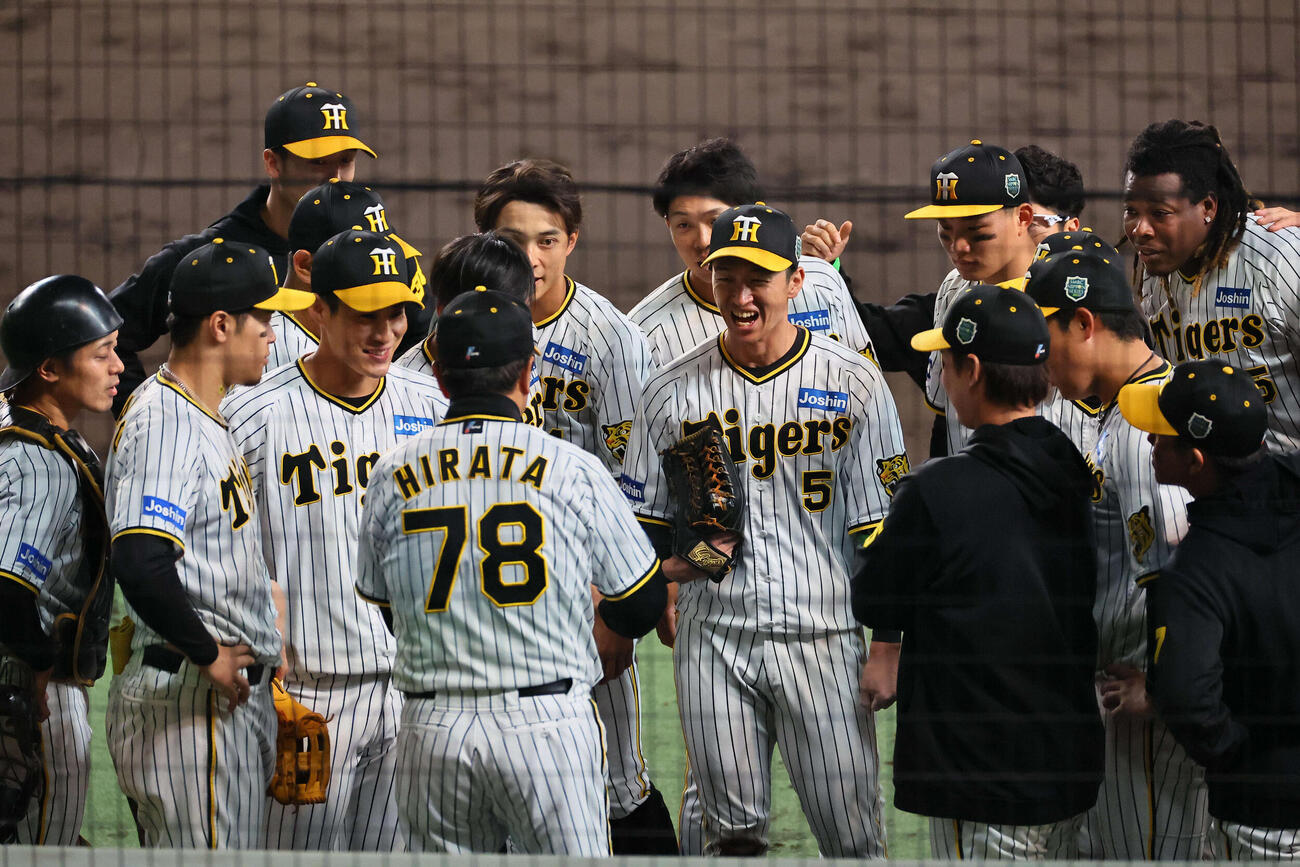日本シリーズ第5戦　阪神対オリックス　7回攻撃前に円陣を組む阪神ナイン（2023年11月撮影）