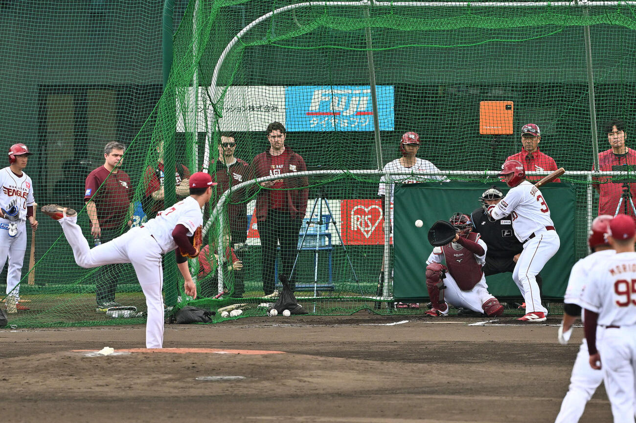 ライブBPで楽天古謝と対戦する繁永（撮影・滝沢徹郎）