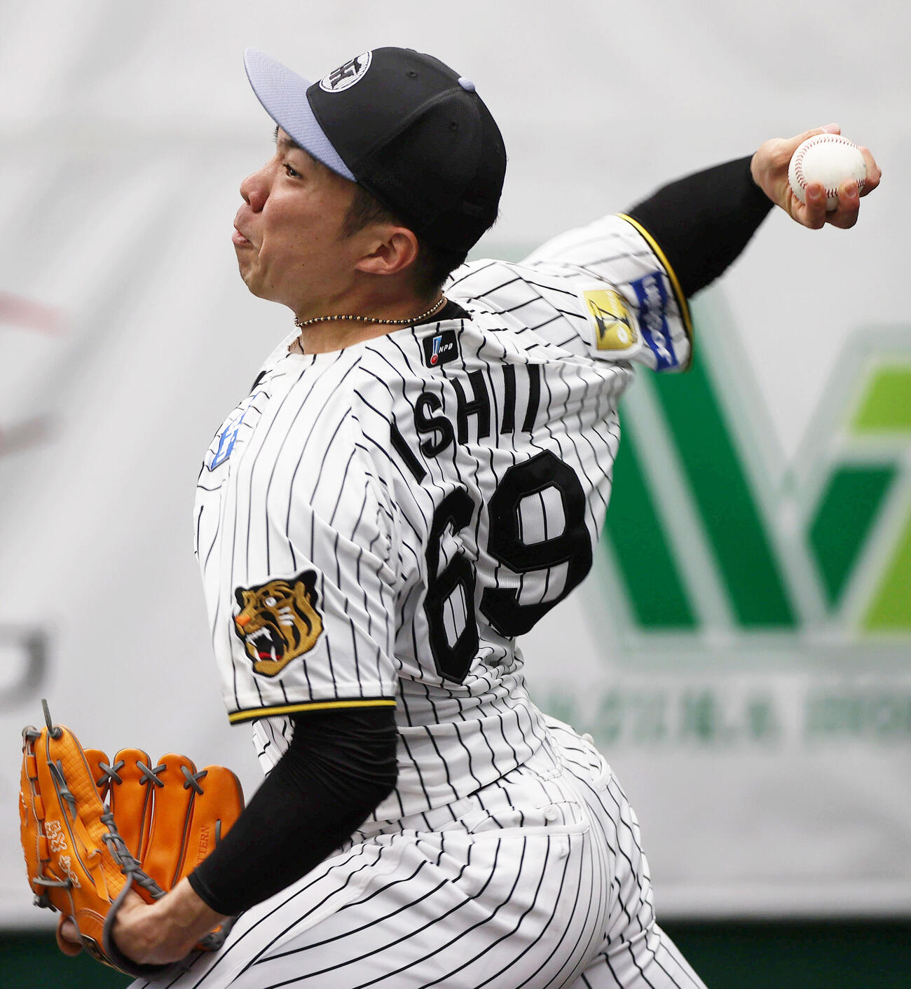 ブルペンで投球する阪神石井（撮影・上山淳一）