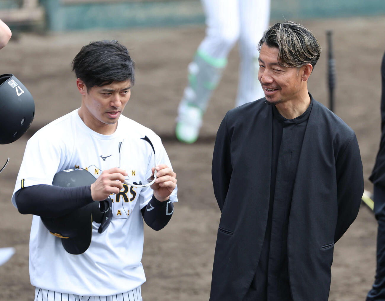 阪神キャンプを訪れた鳥谷敬氏（右）と話す坂本（撮影・西尾就之）