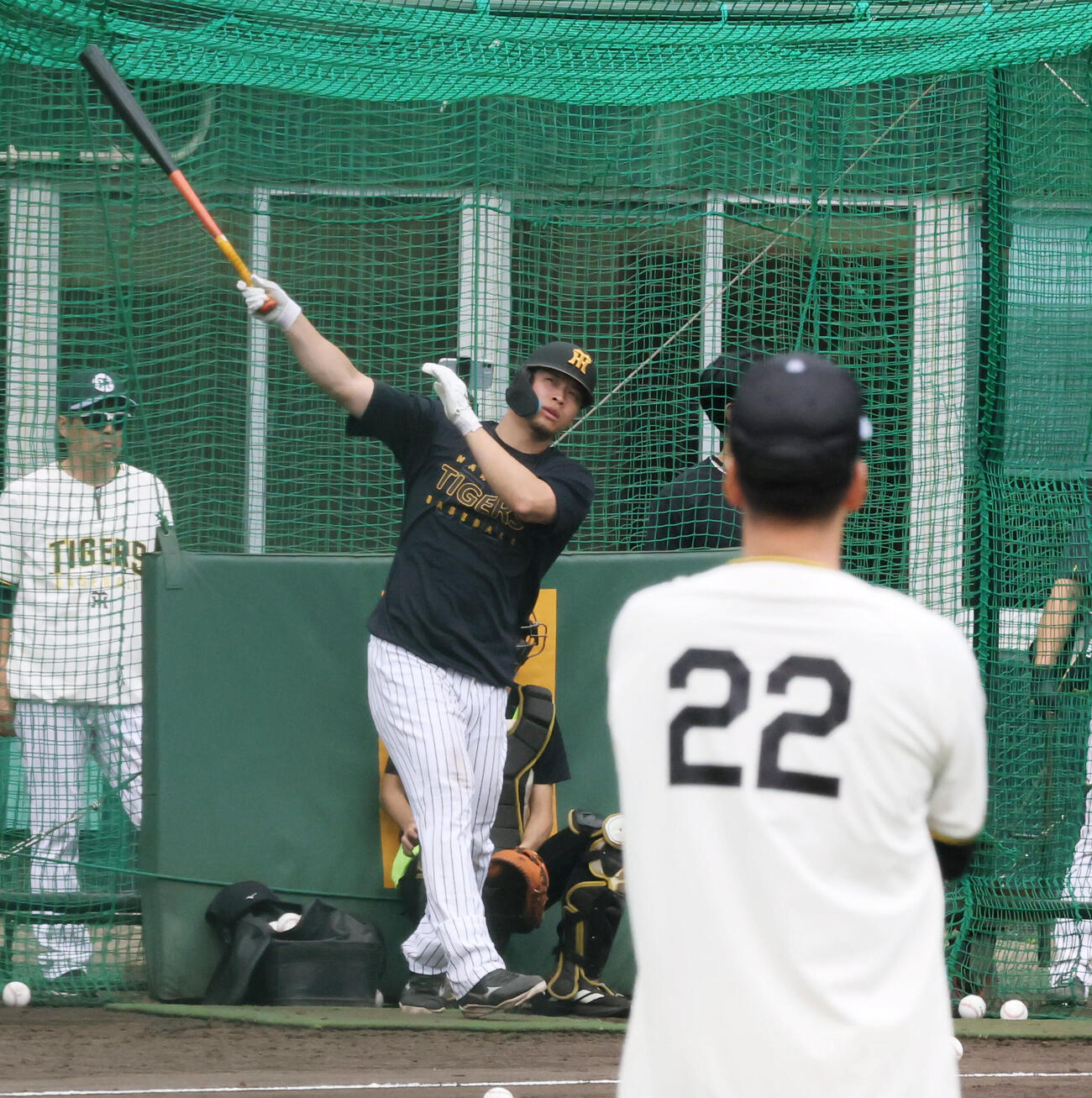 阪神佐藤輝明は快音を響かせる。右は藤川監督（撮影・加藤哉）