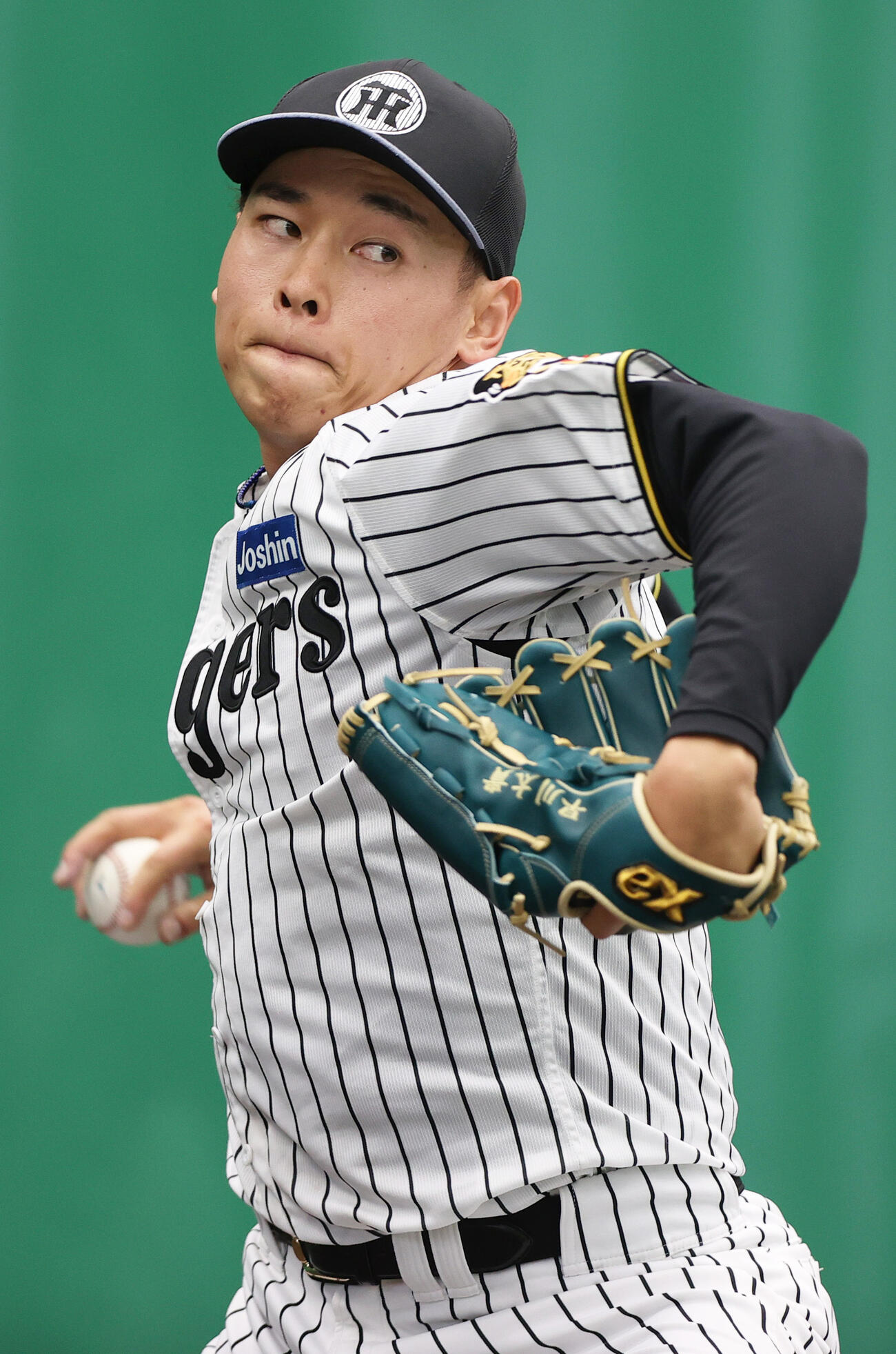 ブルペンで投球する阪神早川（撮影・上山淳一）