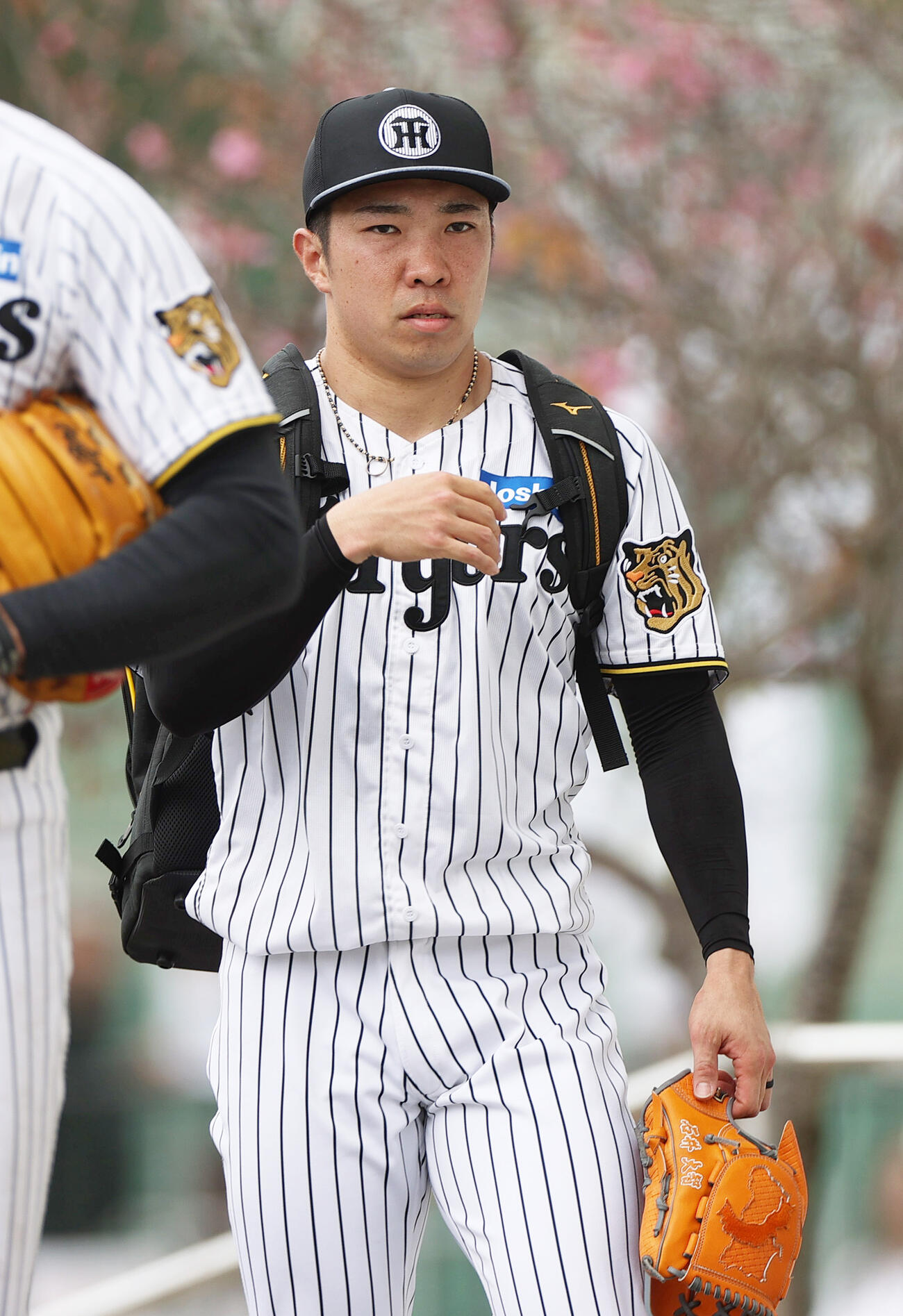 球場を移動する阪神石井（撮影・上山淳一）