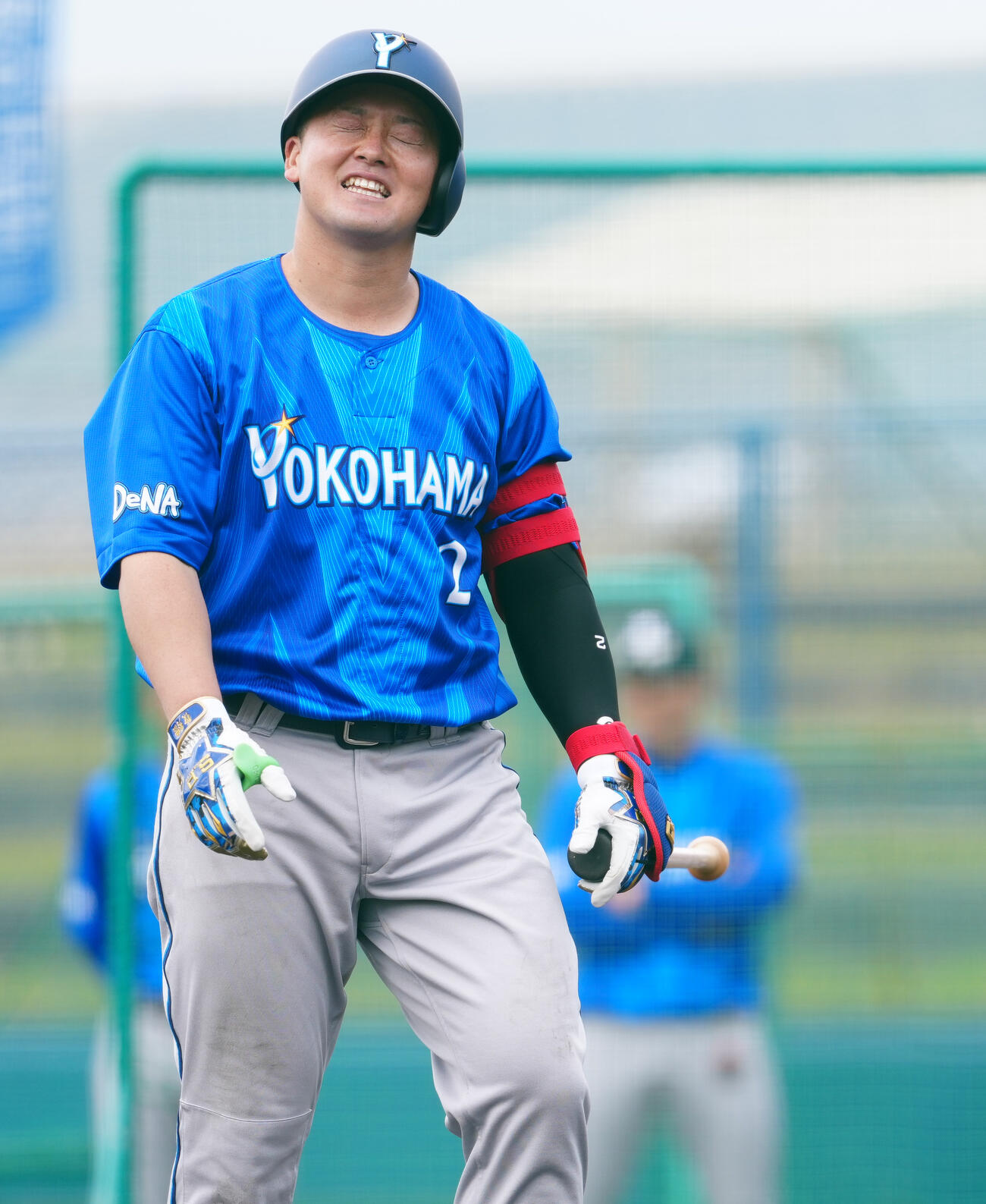 ライブBPで投ゴロに倒れ、悔しがるDeNA牧（撮影・鈴木みどり）