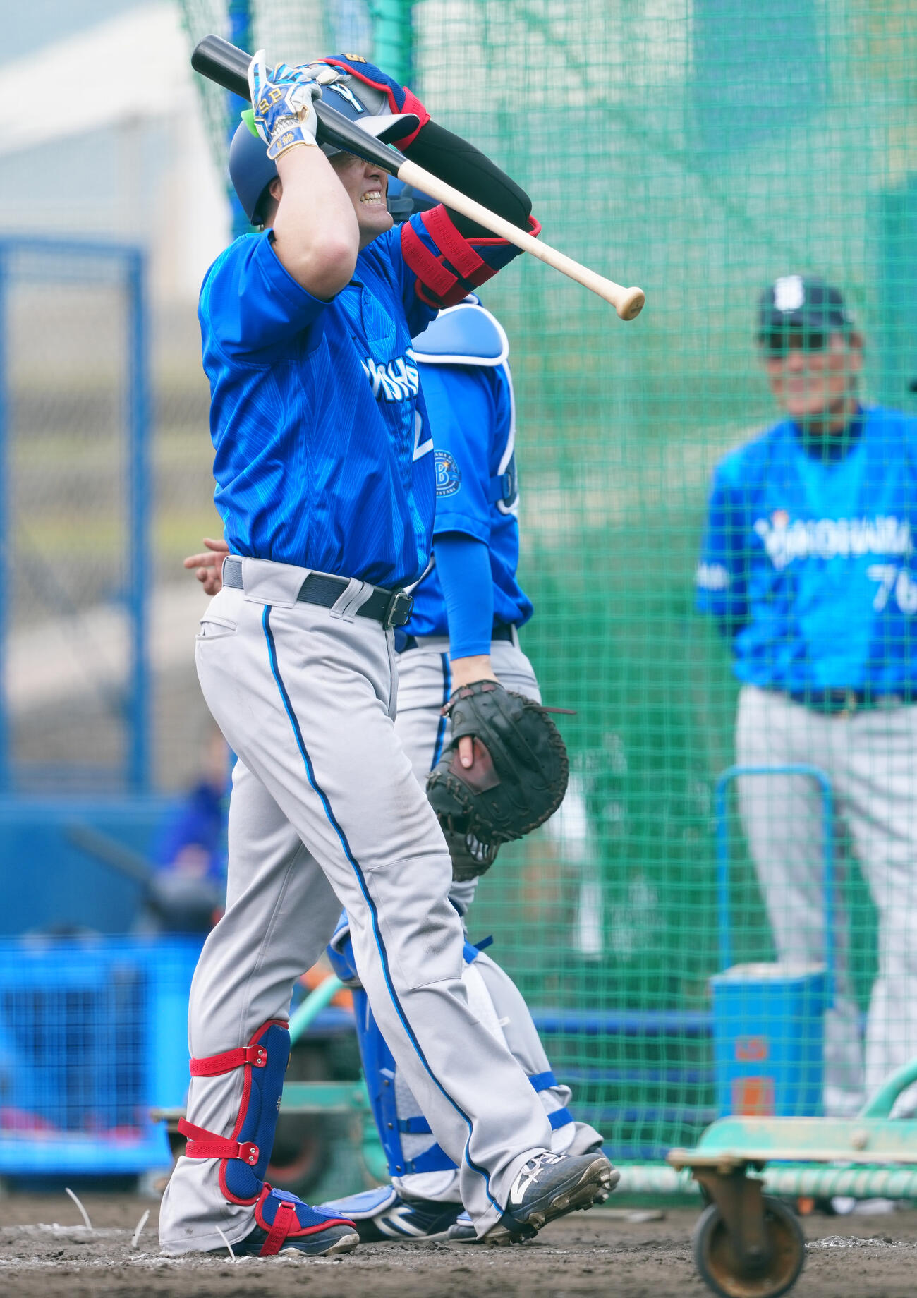ライブBPで投ゴロに倒れ、頭を抱えるDeNA牧（撮影・鈴木みどり）