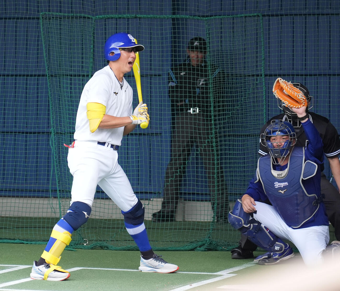 川崎臨時コーチ兼選手（左）はブルペンで涌井の投球する打席に立ち驚きの表情を見せる（撮影・森本幸一）