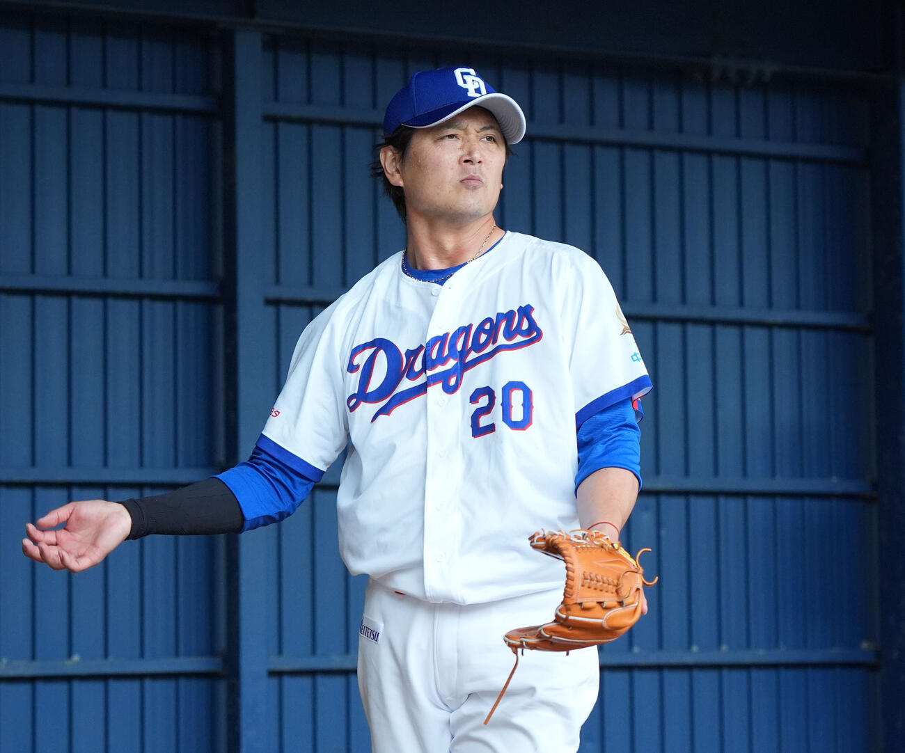 ブルペンで投球練習をする涌井（撮影・森本幸一）