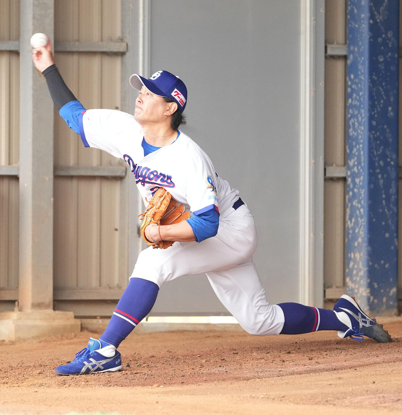 ブルペンで投球練習をする涌井（撮影・森本幸一）