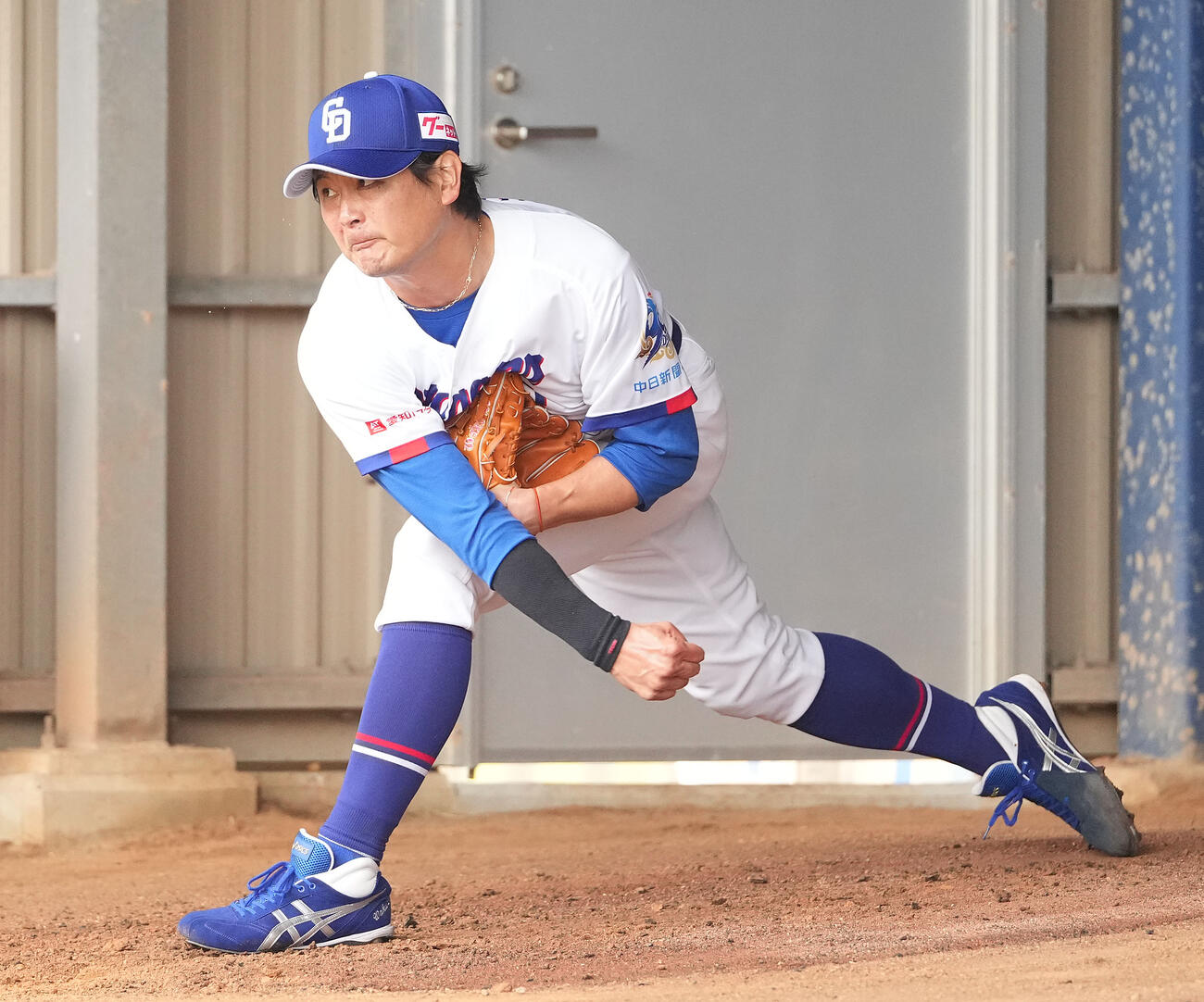 ブルペンで投球練習をする涌井（撮影・森本幸一）