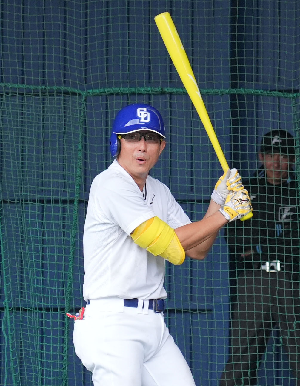 ブルペンで涌井の投球する打席に立つ川崎臨時コーチ兼選手（撮影・森本幸一）