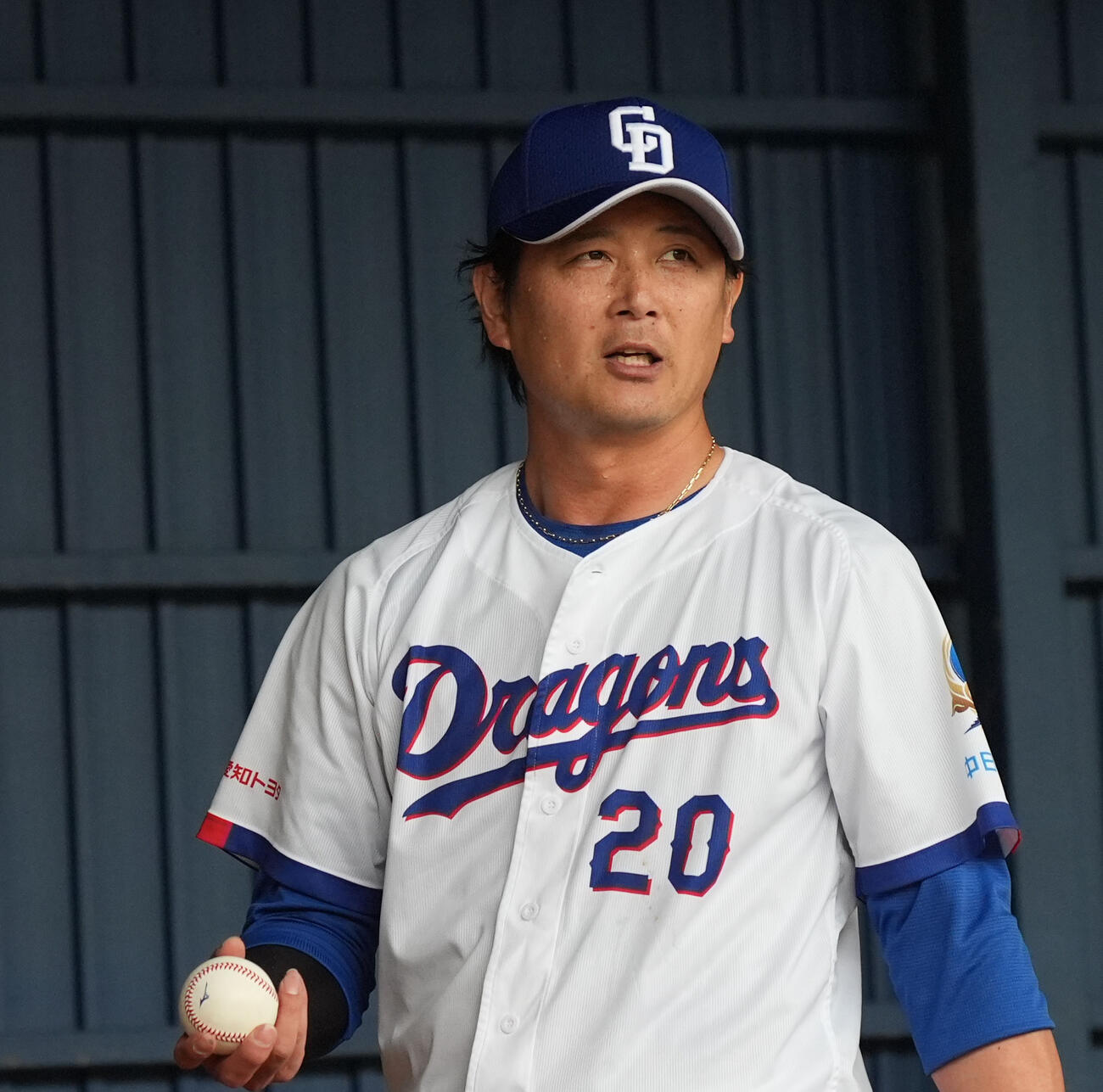 ブルペンで投球練習をする涌井（撮影・森本幸一）