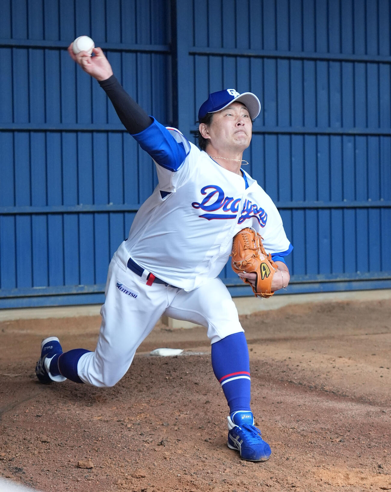 ブルペンで投球練習をする涌井（撮影・森本幸一）