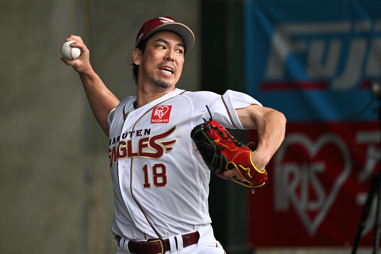 ブルペンで投球練習をする楽天前田健（撮影・滝沢徹郎）