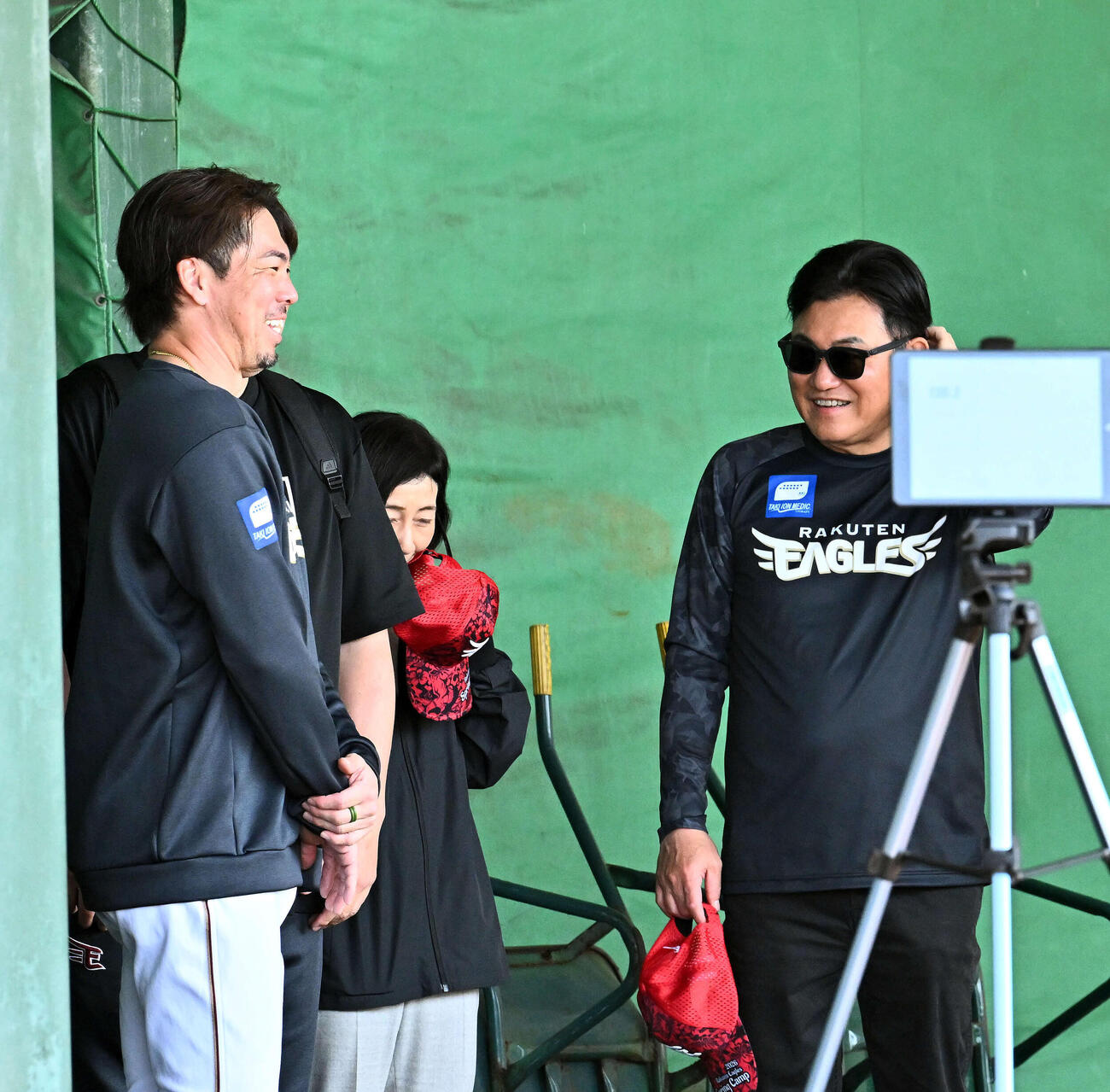 楽天三木谷浩史オーナー（右）と談笑する前田健（撮影・滝沢徹郎）