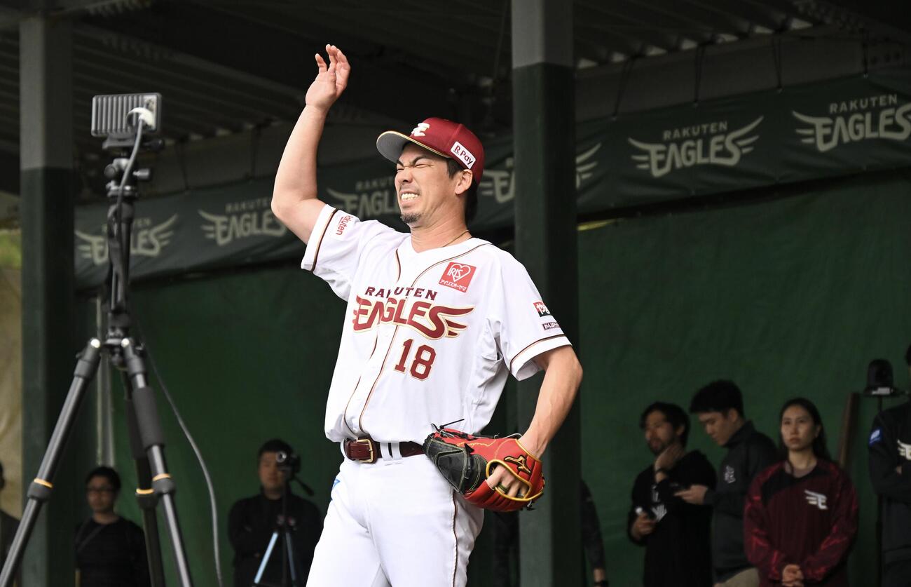 ブルペンで投球練習をする楽天前田健（撮影・滝沢徹郎）