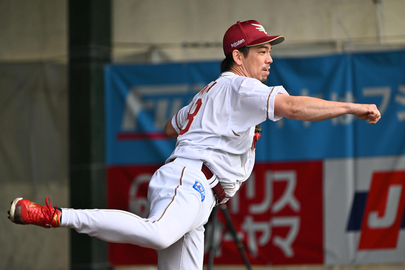 ブルペンで投球練習をする楽天前田健（撮影・滝沢徹郎）