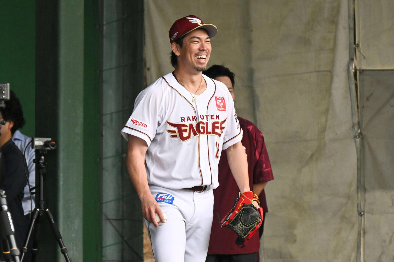 ブルペンで投球練習をする楽天前田健は満足そうに笑顔を見せる（撮影・滝沢徹郎）