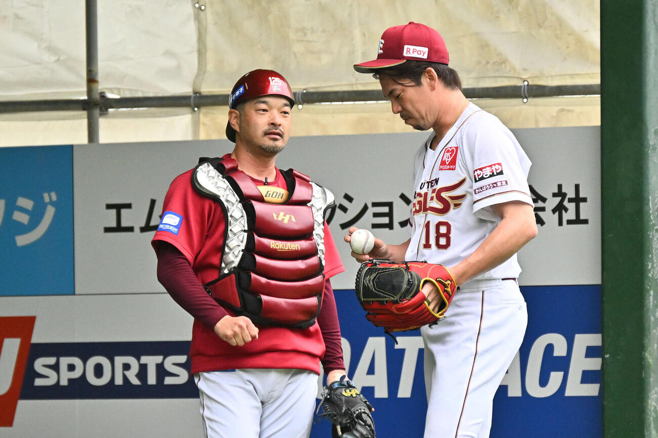 ブルペンの投球練習を終えた楽天前田健（右）は横山ブルペン捕手と話す（撮影・滝沢徹郎）