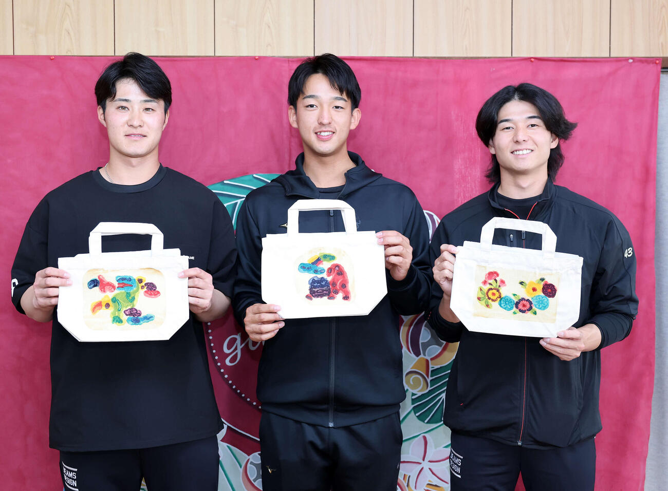 琉球びんがたを体験し作品を見せる、左からヤクルト石井、松下、増居（撮影・鈴木正人）　