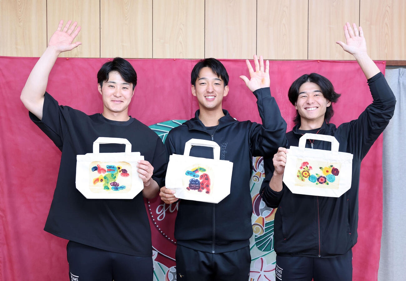 琉球びんがたを体験し「他の2人よりセンスがあると思う人」の問に3人とも手を挙げた、左からヤクルト石井、松下、増居（撮影・鈴木正人）　