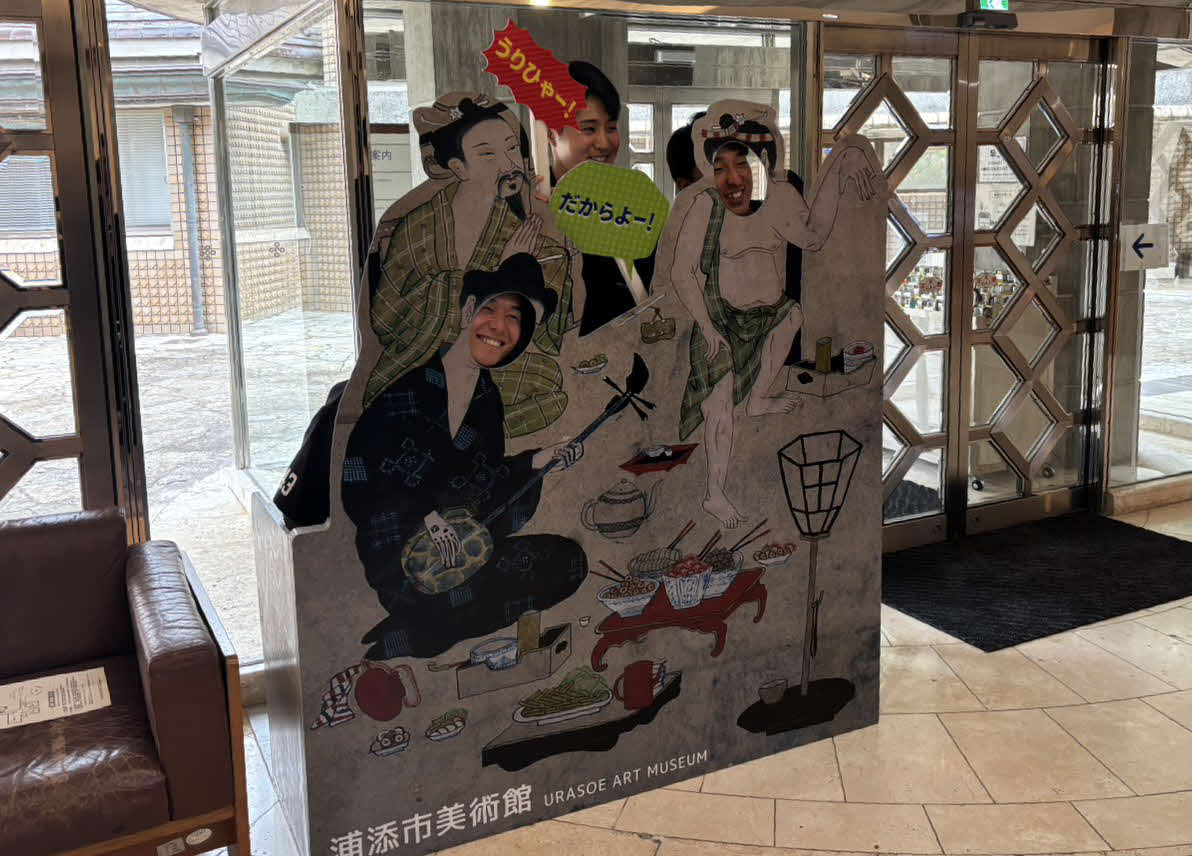 浦添市美術館でパネルから顔を出して記念撮影を行う、右からヤクルト・ドラフト1位の松下、同6位の石井、同4位の増居