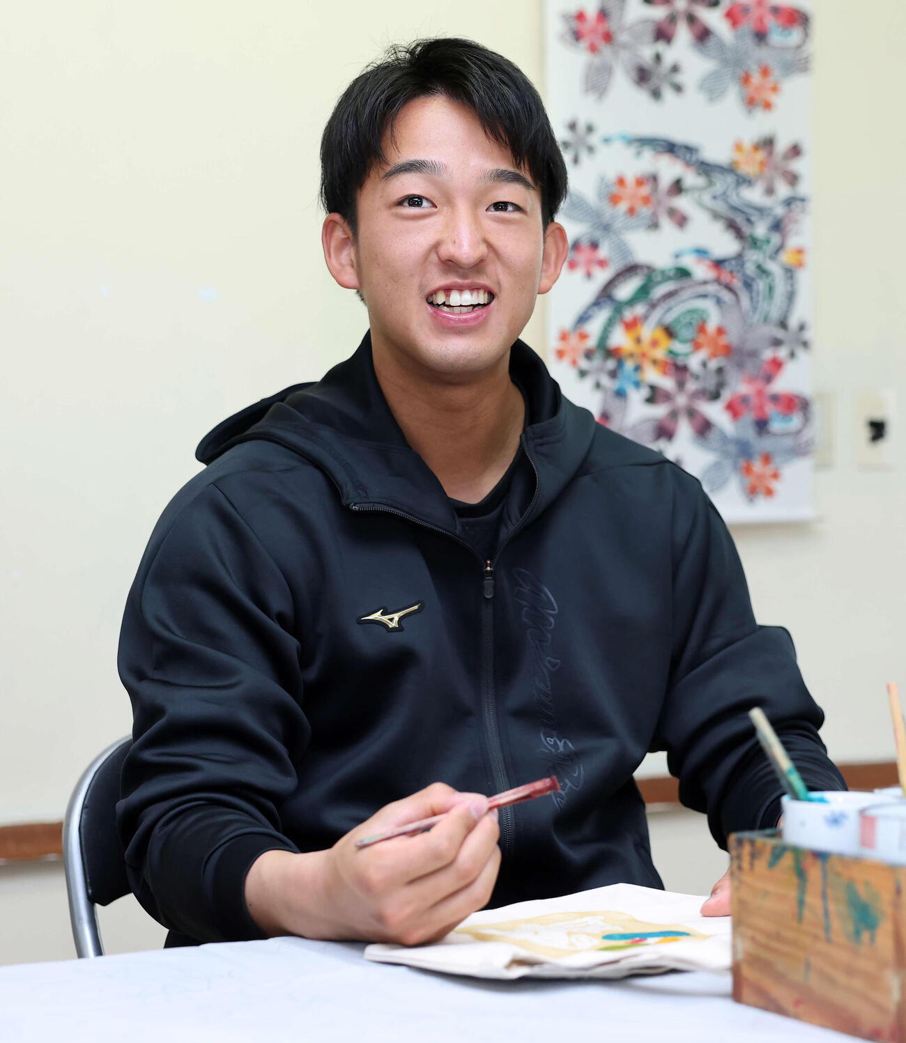 「琉球びんがた」染め体験に臨むヤクルト松下（撮影・鈴木正人）　