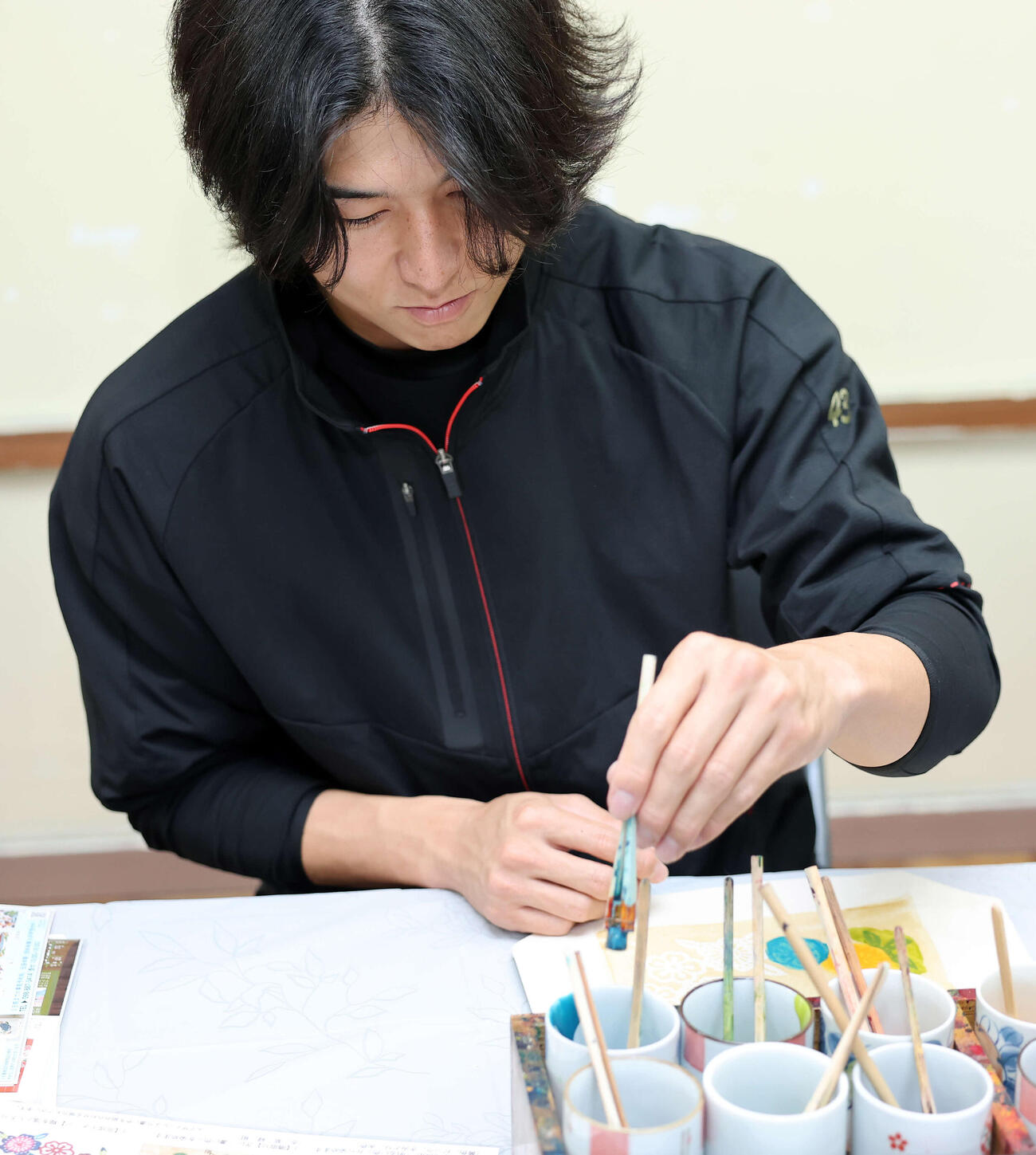 「琉球びんがた」染め体験に臨むヤクルト増居（撮影・鈴木正人）　