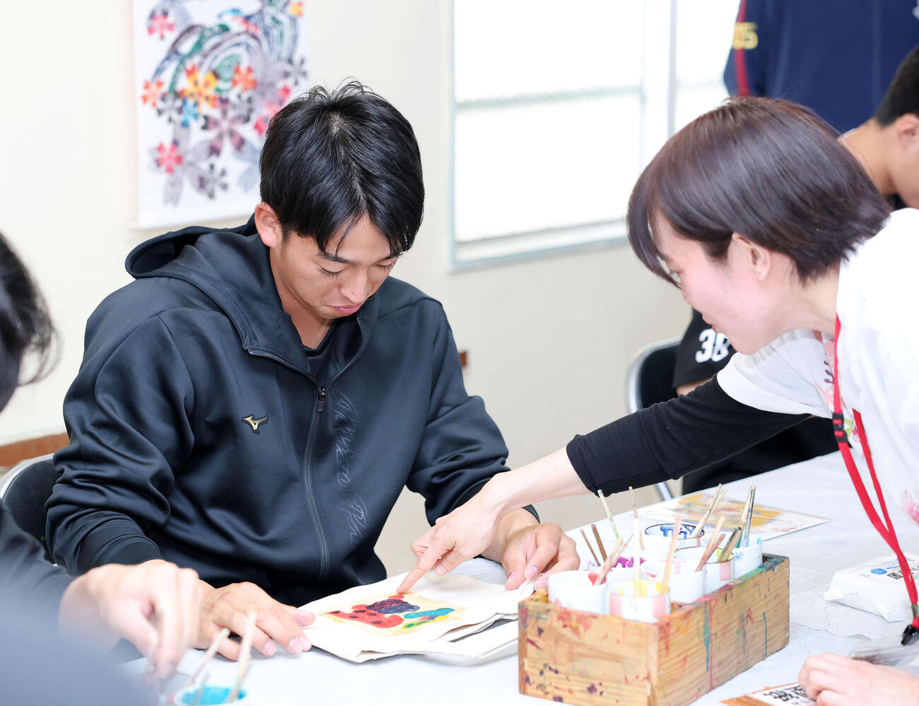 「琉球びんがた」染め体験に臨むヤクルト松下（撮影・鈴木正人）　