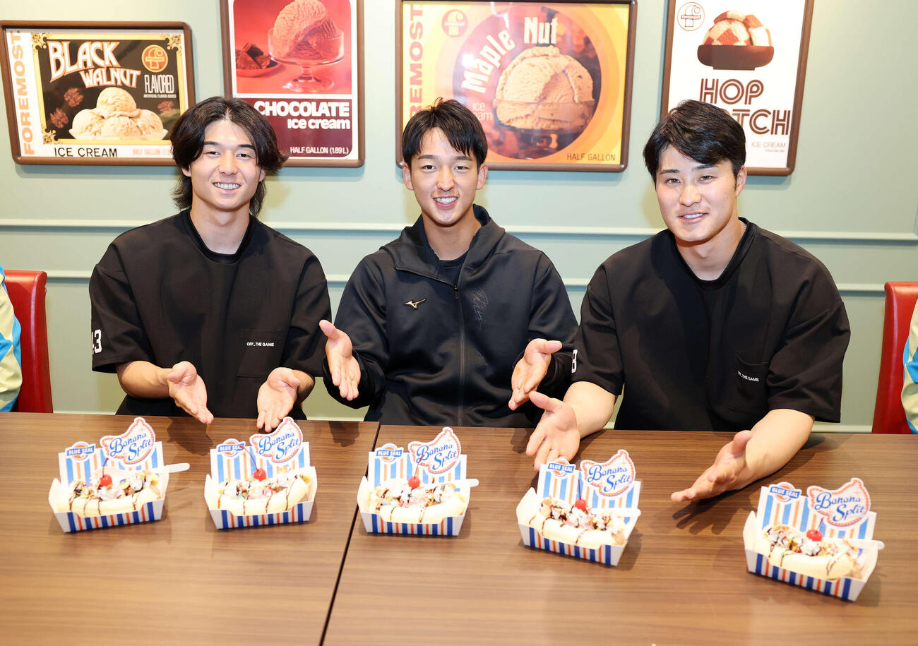 ブルーシールでアイスを前に笑顔を見せる、ヤクルト増居、松下、石井（撮影・鈴木正人）　