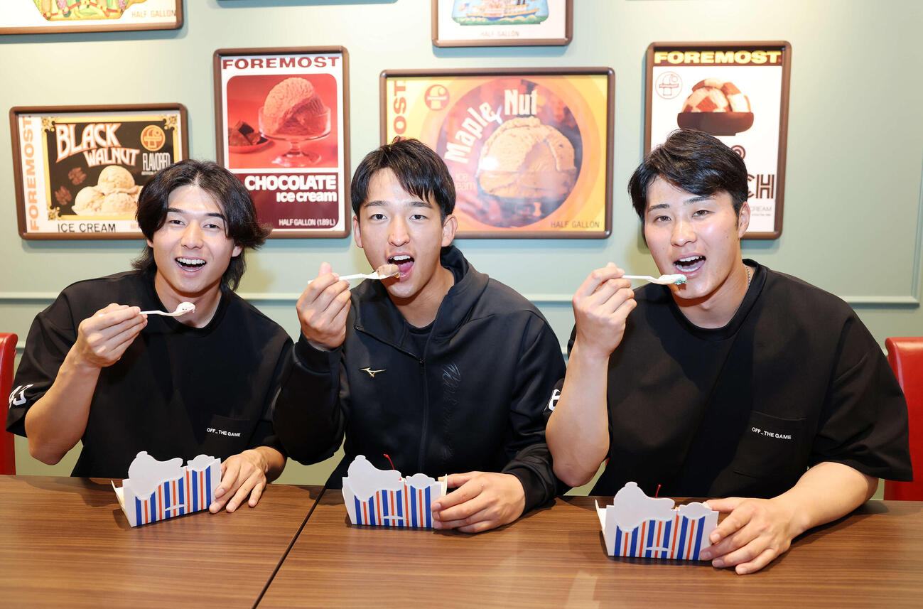 ブルーシールでアイスを楽しむ、左からヤクルト増居、松下、石井（撮影・鈴木正人）　